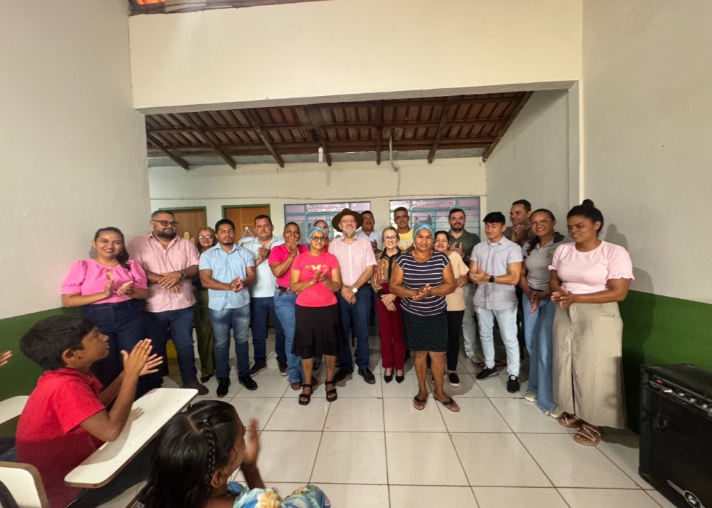 Equipe da Educação de Augustinópolis homenageia manipuladora de alimentos e ASG, da Escola Municipal Agrovila -I , por iniciativa sustentável