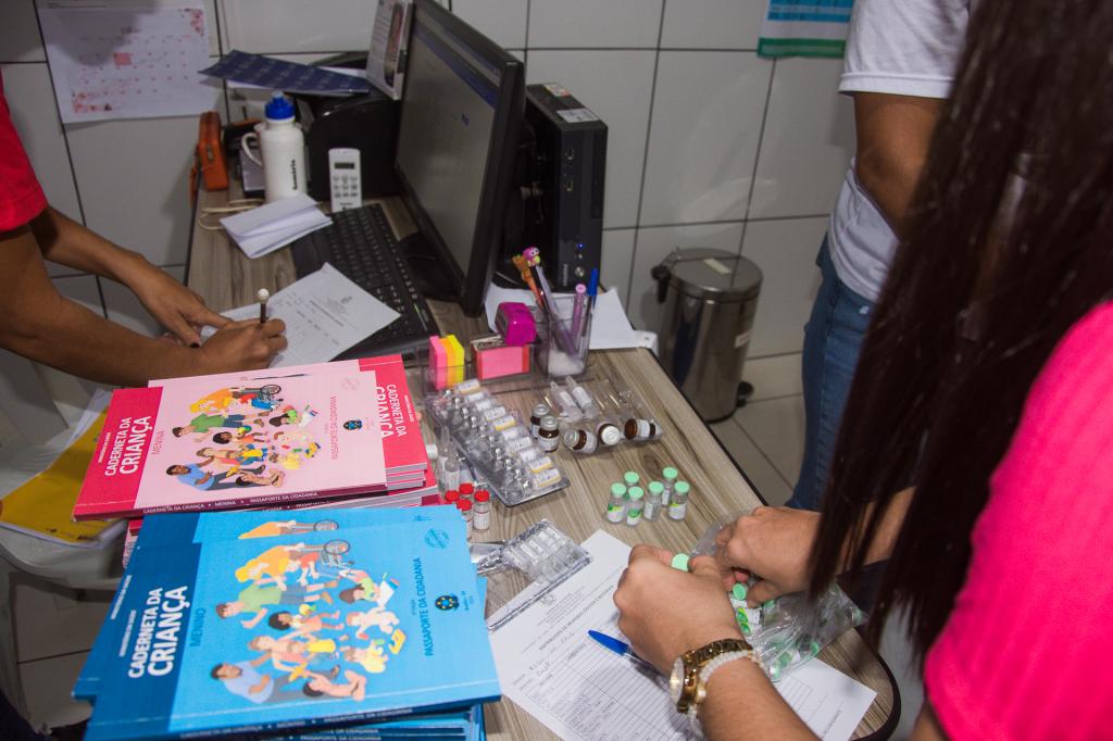 Prefeitura de Augustinópolis fortalece ações na área da saúde com produção de cadernetas da criança e distribuição de vacinas