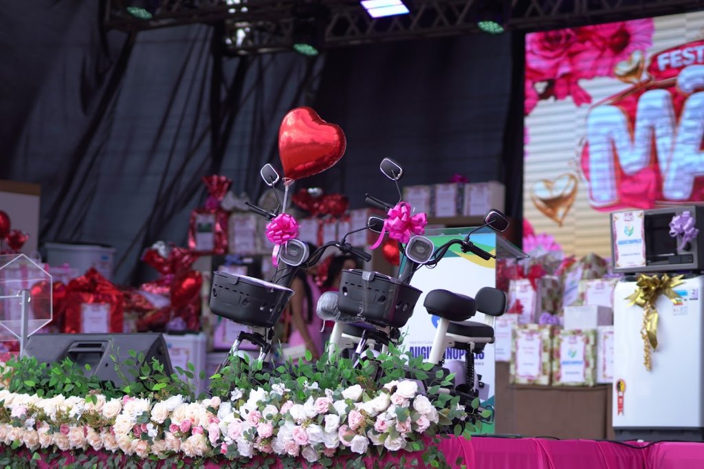 Tradicional Show de Prêmios do Dia das Mães reúne multidão e bate recorde de premiações em Augustinópolis